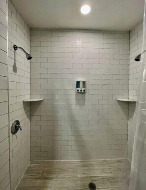 Badekar, hårføner, håndklær og såpe