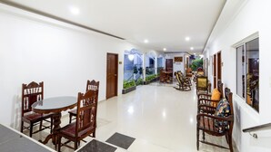 Un comedor espacioso con mobiliario de madera y vistas a un balcón.