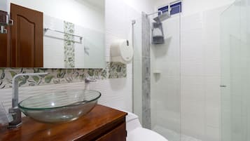 Ducha, cabezal de ducha tipo lluvia, toallas, jabón
