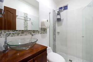 Een douche, een regendouche, handdoeken, zeep