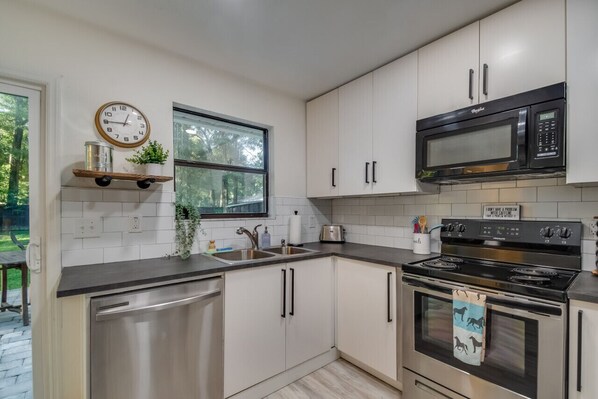 Refrigerador, microondas, horno y parrilla de estufa 