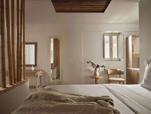 King Junior Suite with Private Heated Pool and Hydromassage | Sábanas de algodón egipcio y ropa de cama de alta calidad