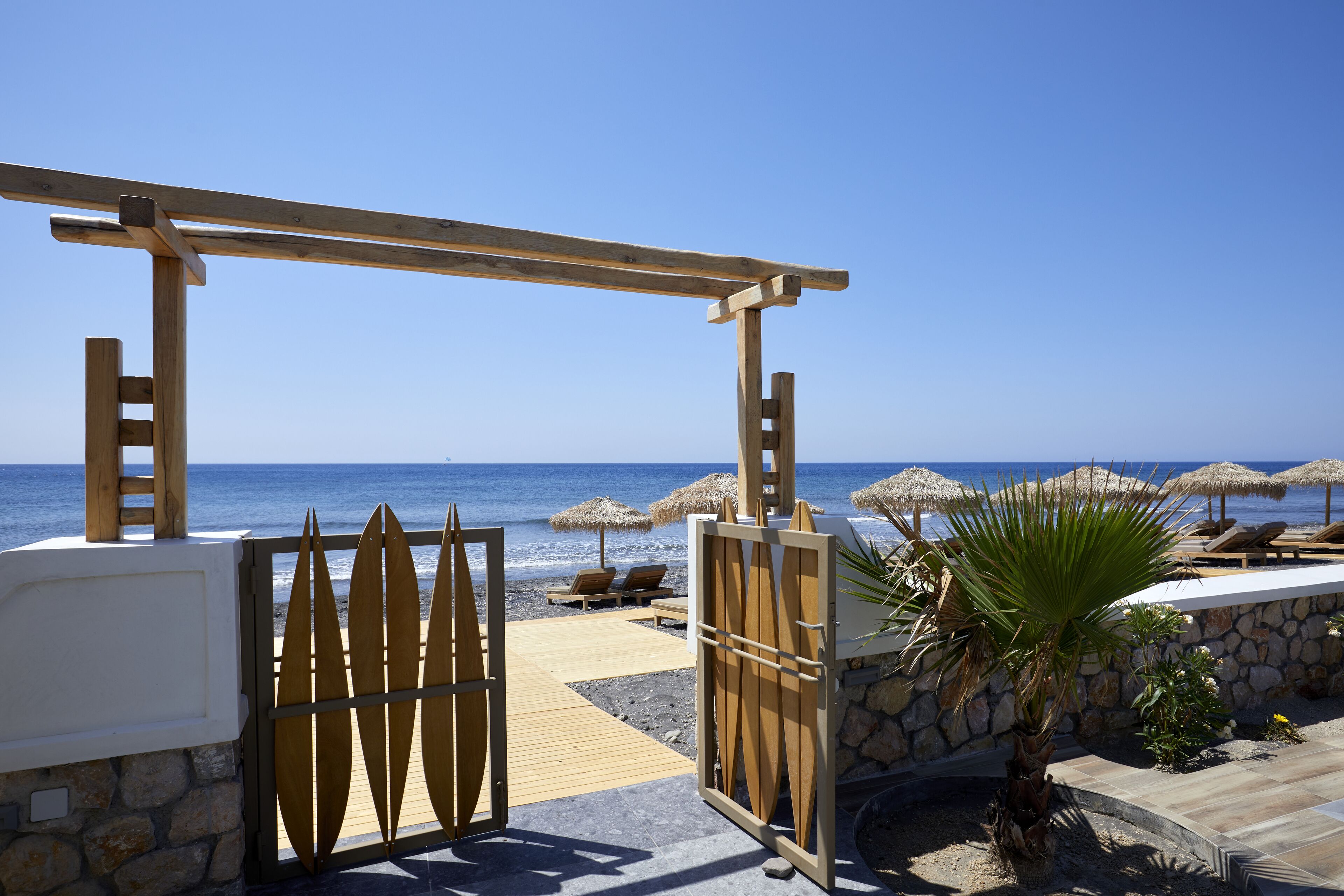 Di pantai, pasir hitam, dan rumah kecil pinggir pantai gratis