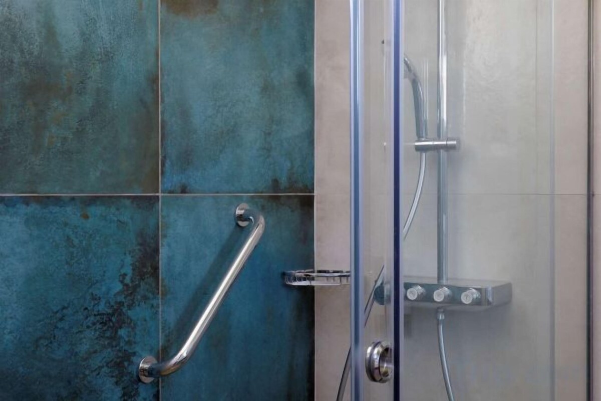 Douche, douche à « effet pluie », articles de toilette de luxe