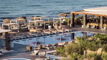4 outdoor pools