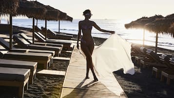 Plage, sable noir, cabines gratuites, chaises longues