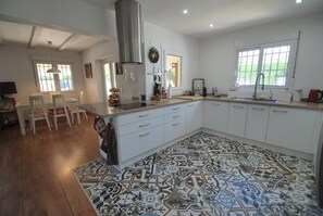 Frigorifero, microonde, forno, lavastoviglie