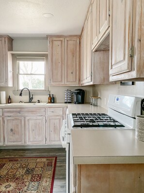 Een koelkast, een magnetron, een oven, een kookplaat