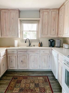 Fridge, microwave, oven, stovetop - The Live Oak - Cozy 4/2 Near ACU (Abilene)