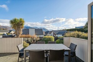 Outdoor dining - Treble Cone Views  - 3 Bedroom Apartment (Wanaka)