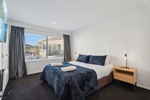 3 makuuhuonetta, työpöytä, silitysrauta/-lauta, Wi-Fi