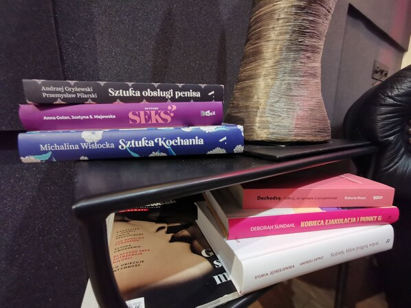 Una pila de libros sobre una mesa negra.