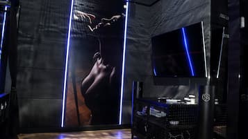 2 bedrooms, individually decorated, individually furnished