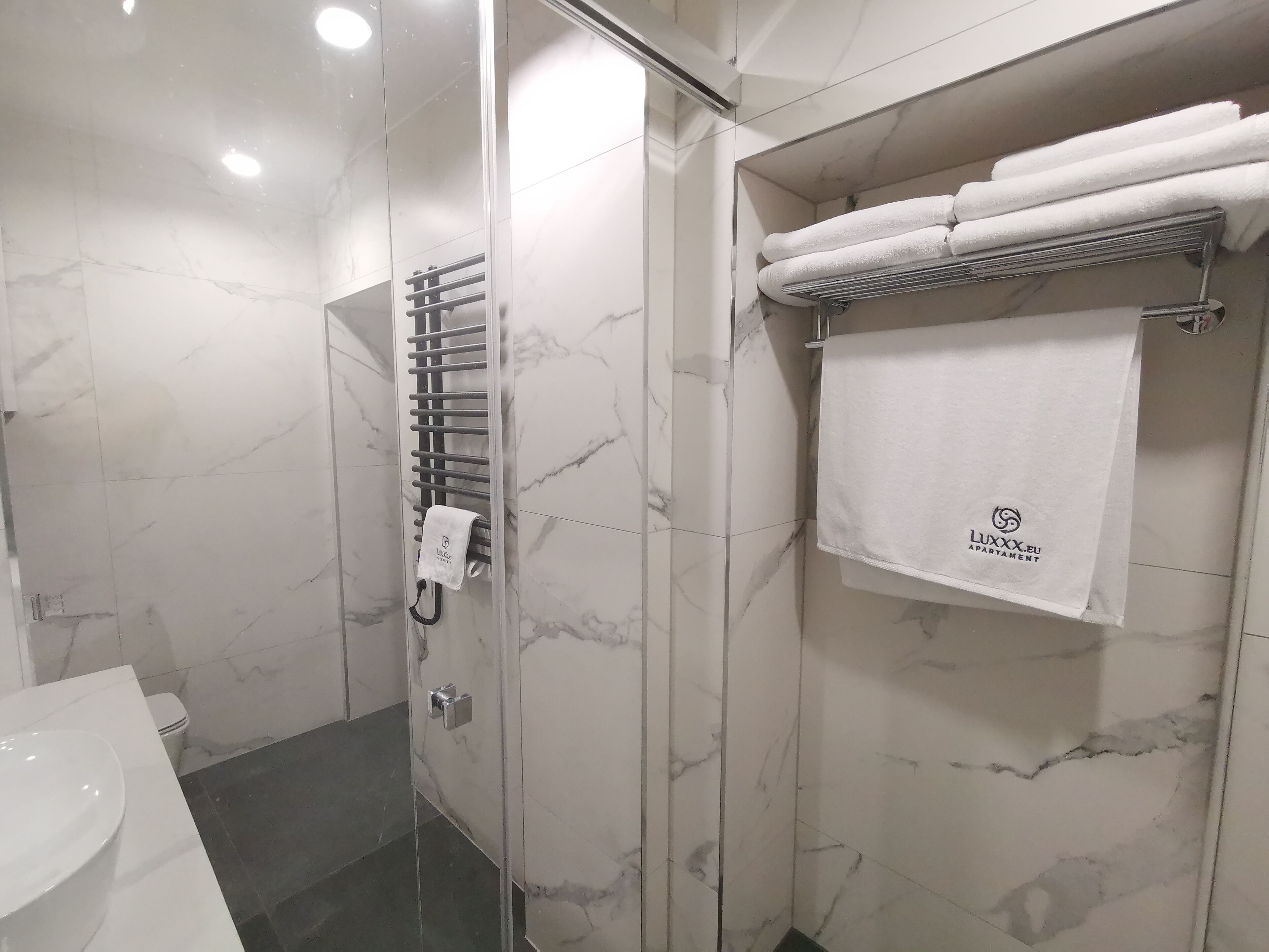 2 habitaciones, decoración personalizada y muebles diferentes 