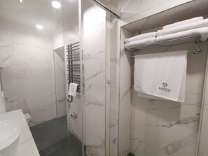 2 Schlafzimmer, individuell dekoriert, individuell eingerichtet