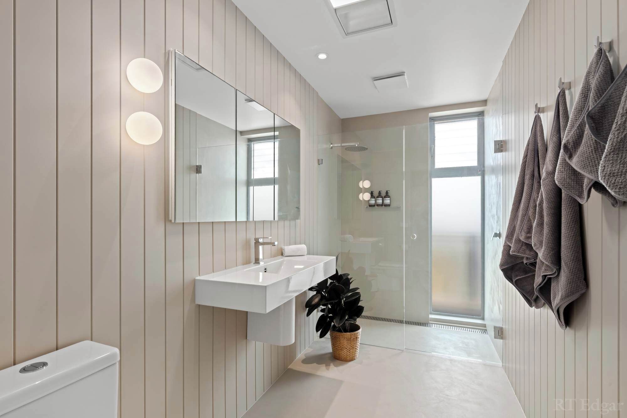 Een bad, een haardroger, handdoeken, shampoo