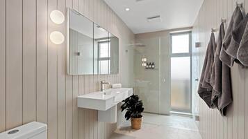 Een bad, een haardroger, handdoeken, shampoo