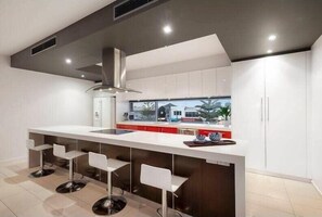 ثلاجة، ميكروويف، فرن، موقد طهي مسطح