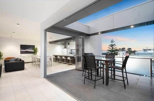 تناول الطعام بالخارج