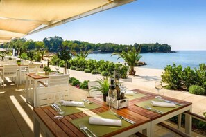 Outdoor dining - Novigrad Resort Retreat (Novigrad)