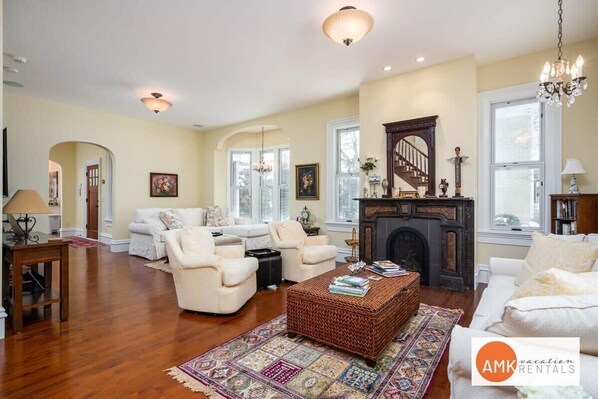 Téléviseur, foyer, bureau