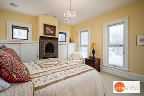 5 bedrooms, desk, WiFi, bed sheets