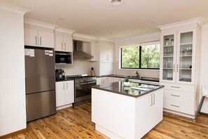 Fridge, microwave, oven, stovetop - Karimi House - Spacious, Sleeps 8, EV Charger (Orange)