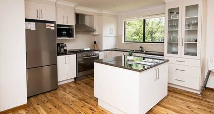 Karimi House - Spacious, Sleeps 8, EV Charger