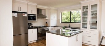 Karimi House - Spacious, Sleeps 8, EV Charger