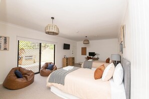 4 bedrooms, iron/ironing board, travel cot, WiFi - Karimi House - Spacious, Sleeps 8, EV Charger (Orange)