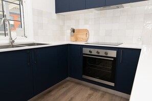 Jääkaappi, mikroaaltouuni, uuni, liesi