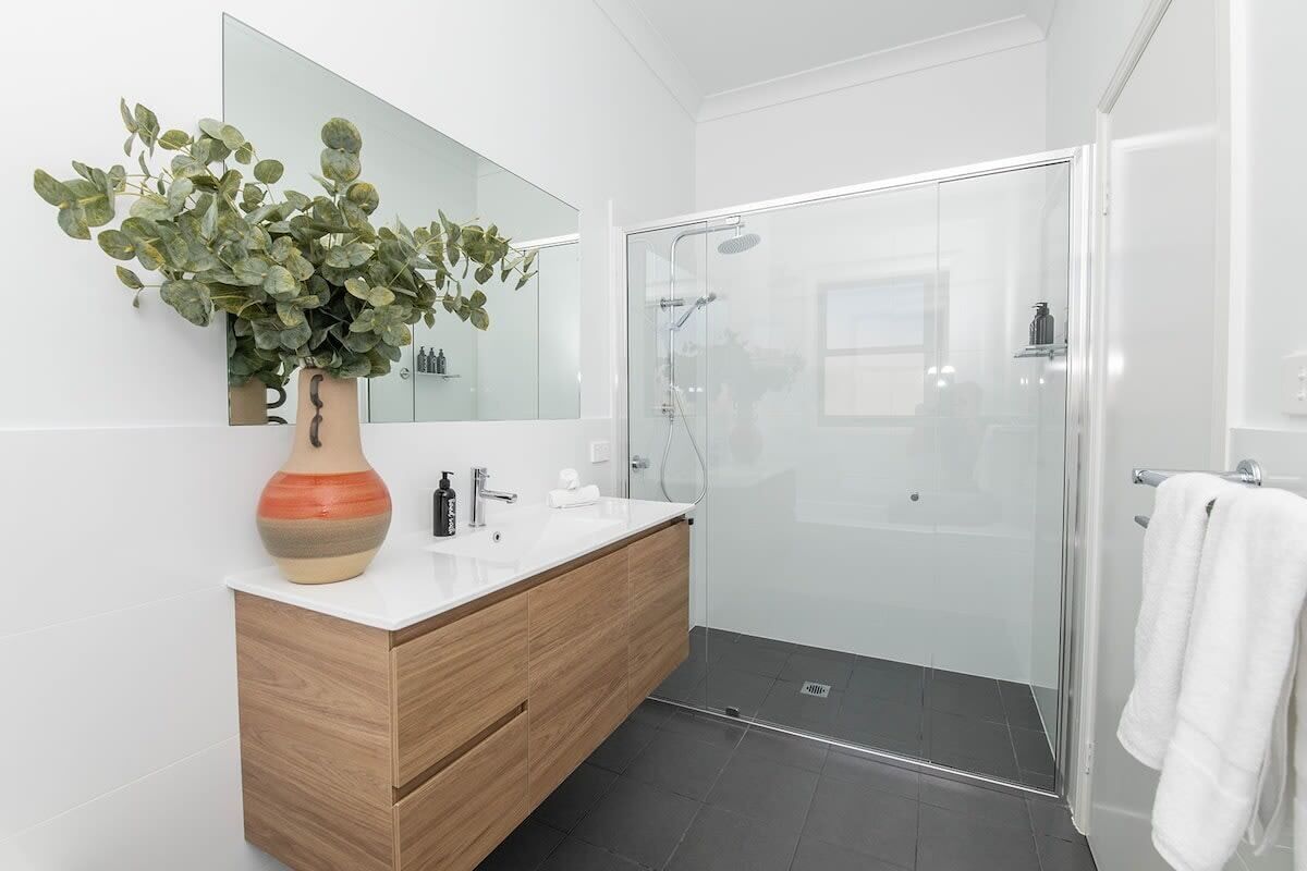 Douche, sèche-cheveux, serviettes fournies, shampoing