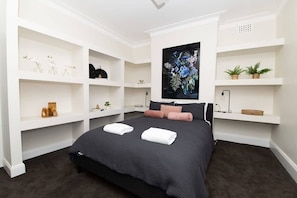 5 bedrooms, iron/ironing board, travel crib, WiFi - McNamara Lane - CBD, 7 Smart TVs, Sleeps 11 (Orange)
