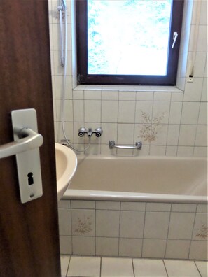 Combined shower/bathtub, hair dryer - Mountain view apartment, idyllic location on the edge of the forest, 5 min. to the waterfall (Triberg im Schwarzwald)