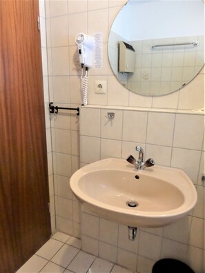 Ensemble douche/baignoire, sèche-cheveux