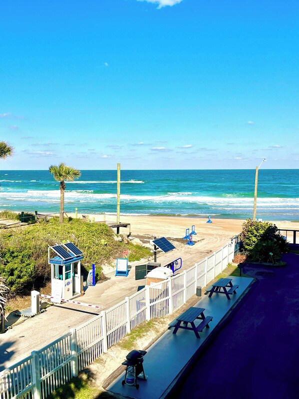 On the beach - Coastal Cozy - Ocean View at Symphony Beach Club (Ormond Beach)
