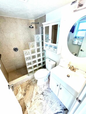 Bruser, hårtørrer, håndklæder