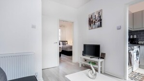Un apartamento moderno con sala de estar, un dormitorio y una cocina.