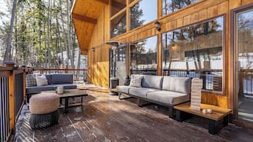 Télévision, cheminée, livres, espaces bureaux