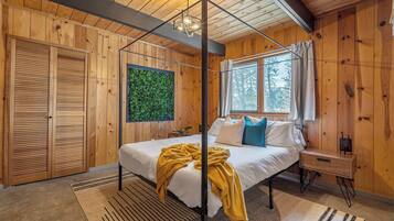 6 bedrooms, desk, WiFi, bed sheets