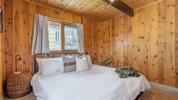 6 bedrooms, desk, WiFi, bed sheets