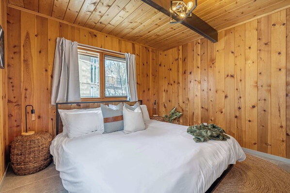 6 bedrooms, desk, WiFi, bed sheets