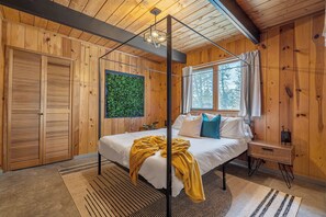 6 bedrooms, desk, WiFi, bed sheets