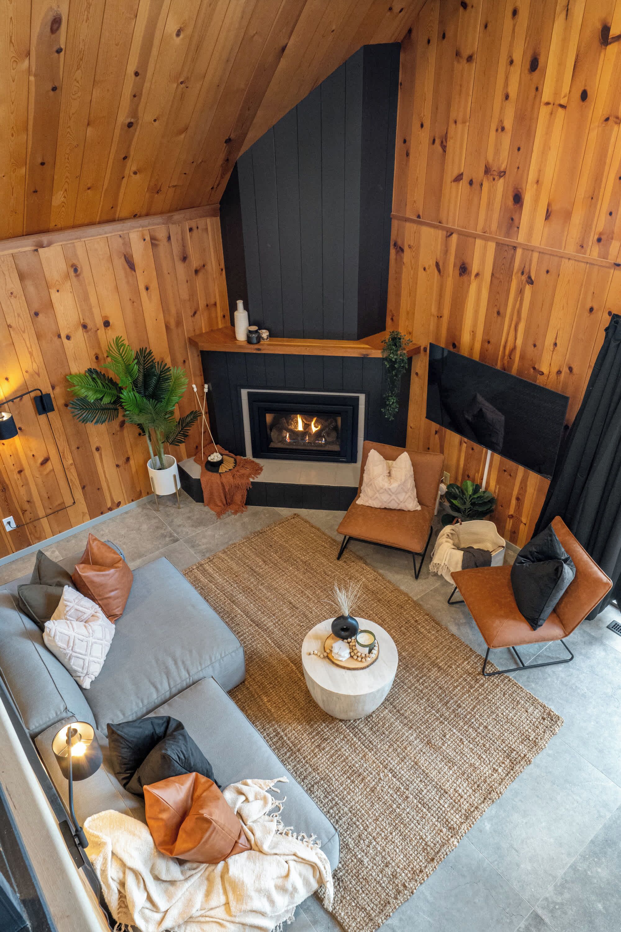 Tv, pejs, bøger, kontorer