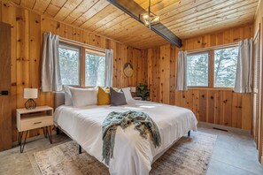 6 bedrooms, desk, WiFi, bed sheets