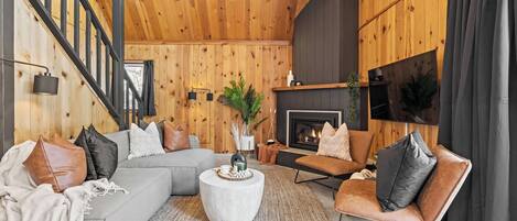 TV, peis, bøker og kontorer