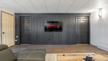 Televisión, chimenea, libros y oficina