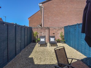 Outdoor dining - 2 bedroom accommodation in Burnham-on-Sea (Burnham-on-Sea)