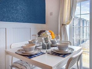 Dining - 2 bedroom accommodation in Burnham-on-Sea (Burnham-on-Sea)