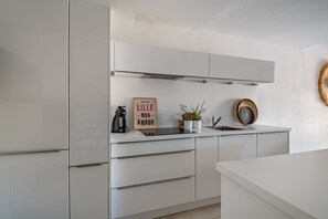 Fridge, microwave, oven, dishwasher - Marina Daniella - Belle maison sur l'eau 3 ch (Agde)